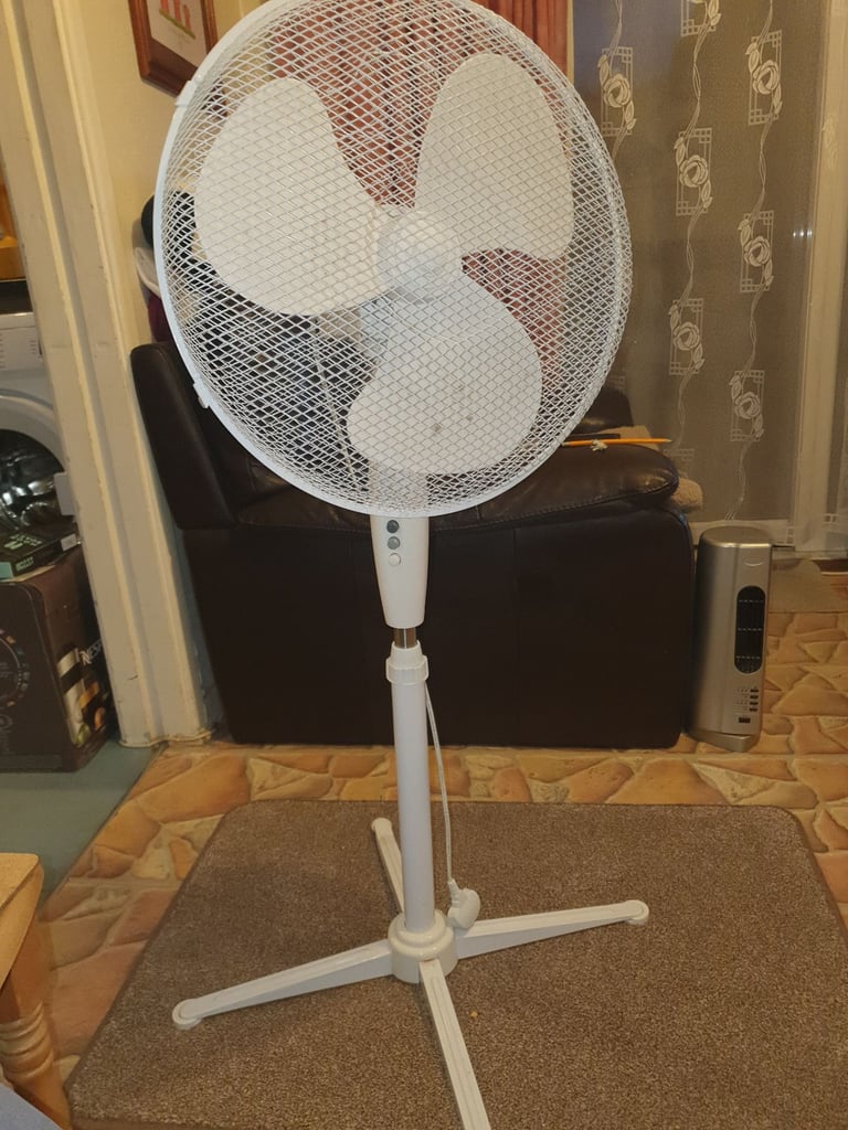 Extending Large Standing Fan , 3 Settings , Good Condition , Very Useful, Clean. 