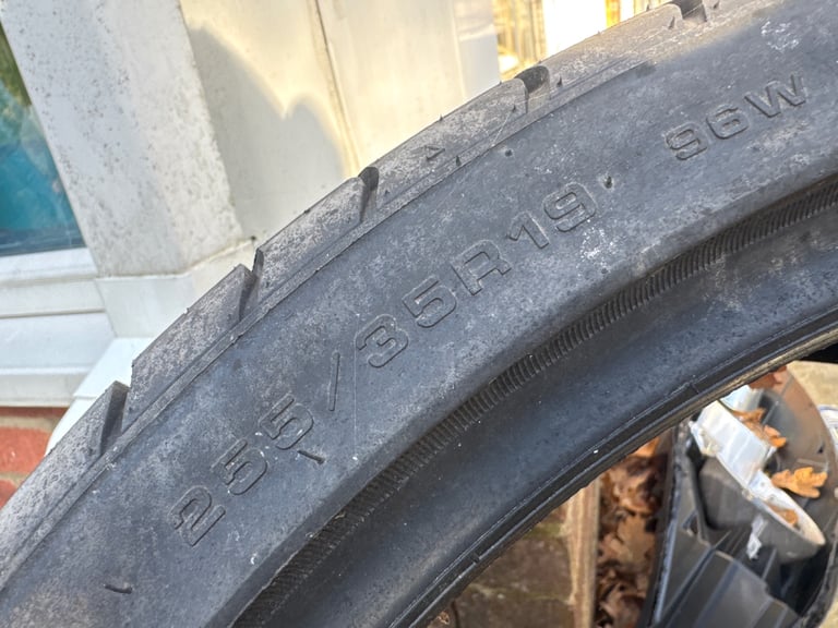 255/35/19 tyre
