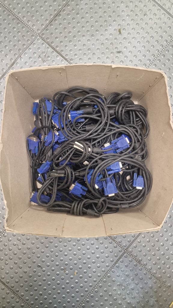 Box of 27 vga to vga monitor cables