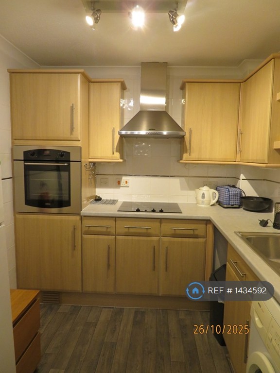 1 bedroom flat in Westminster Court, London, E11 (1 bed) (#1434592)