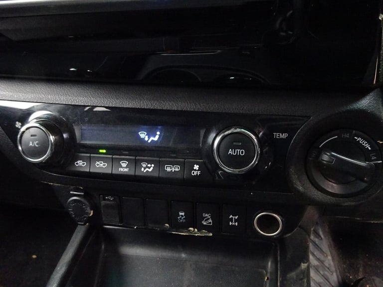 2016 66 REG TOYOTA HILUX INVINCIBLE D-4D 4WD DIESEL AUTO DAMAGED SALVAGE