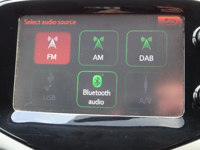 1.0 VTi Feel 5dr £20 TAX +FSH +BTOOTH +JUST SERVICED*