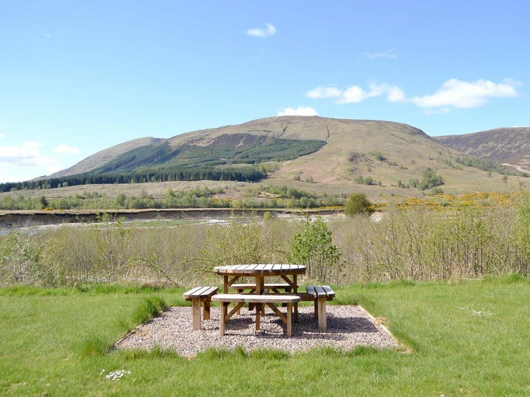Modern furnished Cottage for rental a short drive north of Fort William