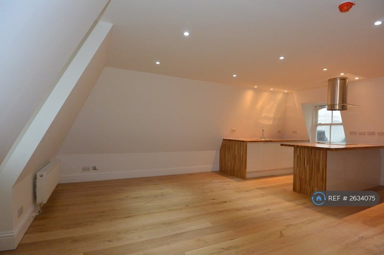 3 bedroom flat in Castle Hill Avenue, Folkestone, CT20 (3 bed) (#2634075)