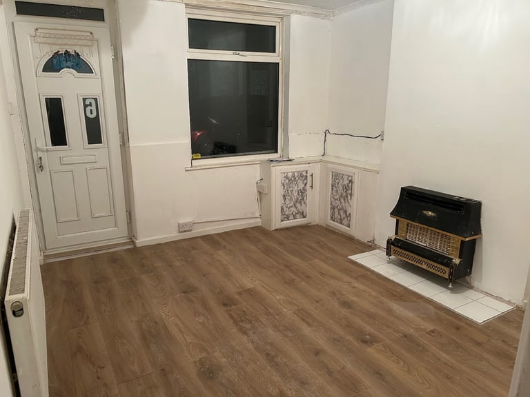 3 bedroom, 2 reception rooms town centre location 