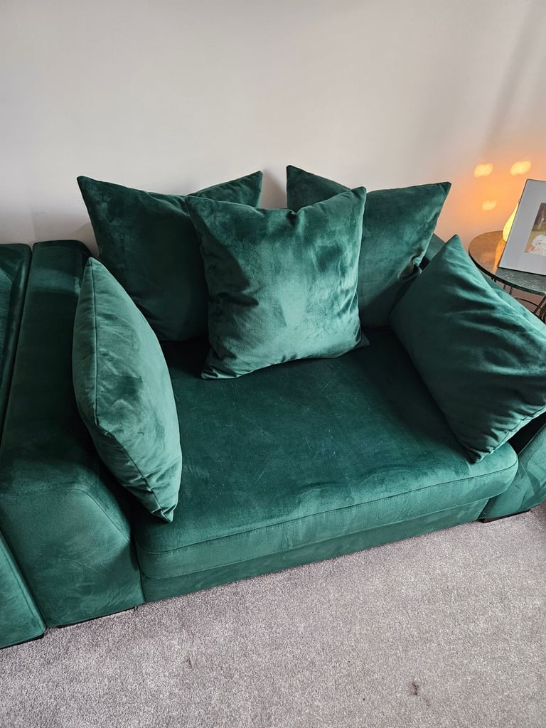 GREEN VELVET CHAIR