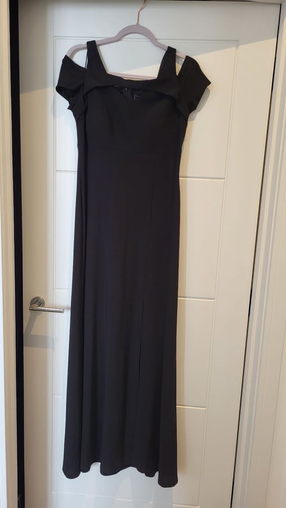 image for Elegant floor-length black dress - ideal for a special occasion