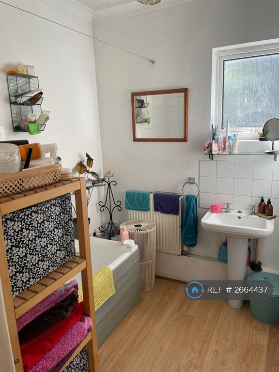 1 bedroom flat in Downton Avenue, London, SW2 (1 bed) (#2664437)