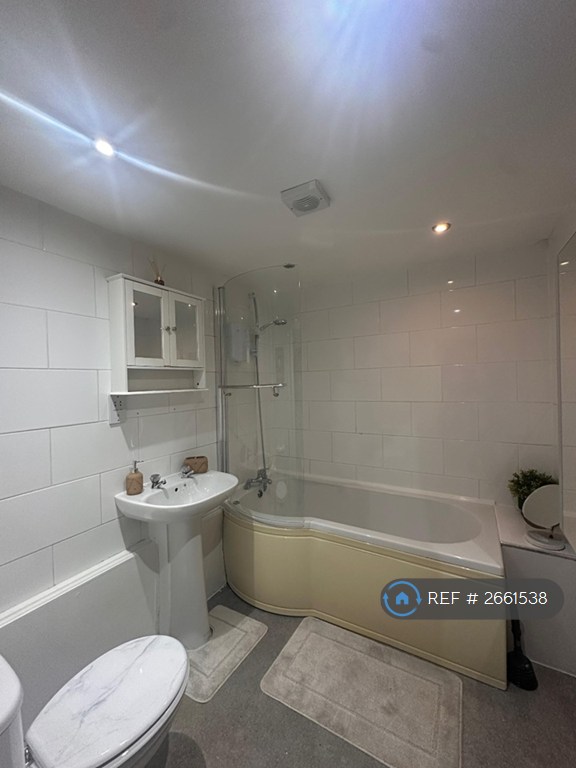 3 bedroom flat in Oak Terrace, Liverpool, L7 (3 bed) (#2661538)