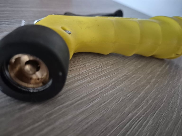 Metal pressure spray gun
