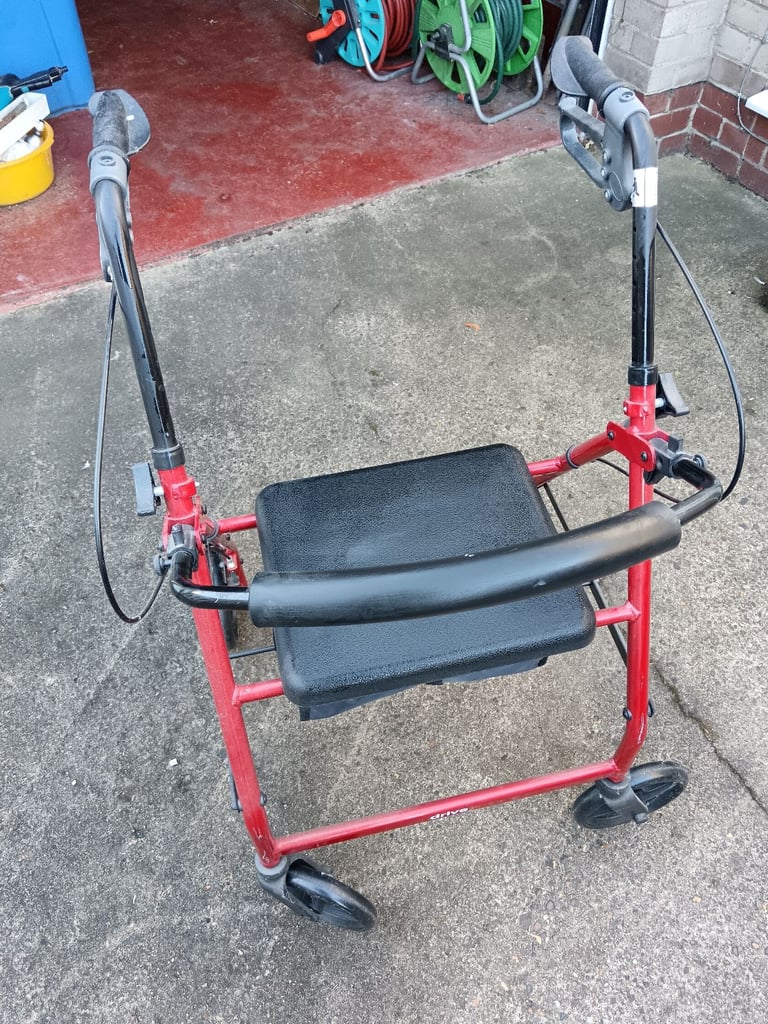 Rollator/walker with seat