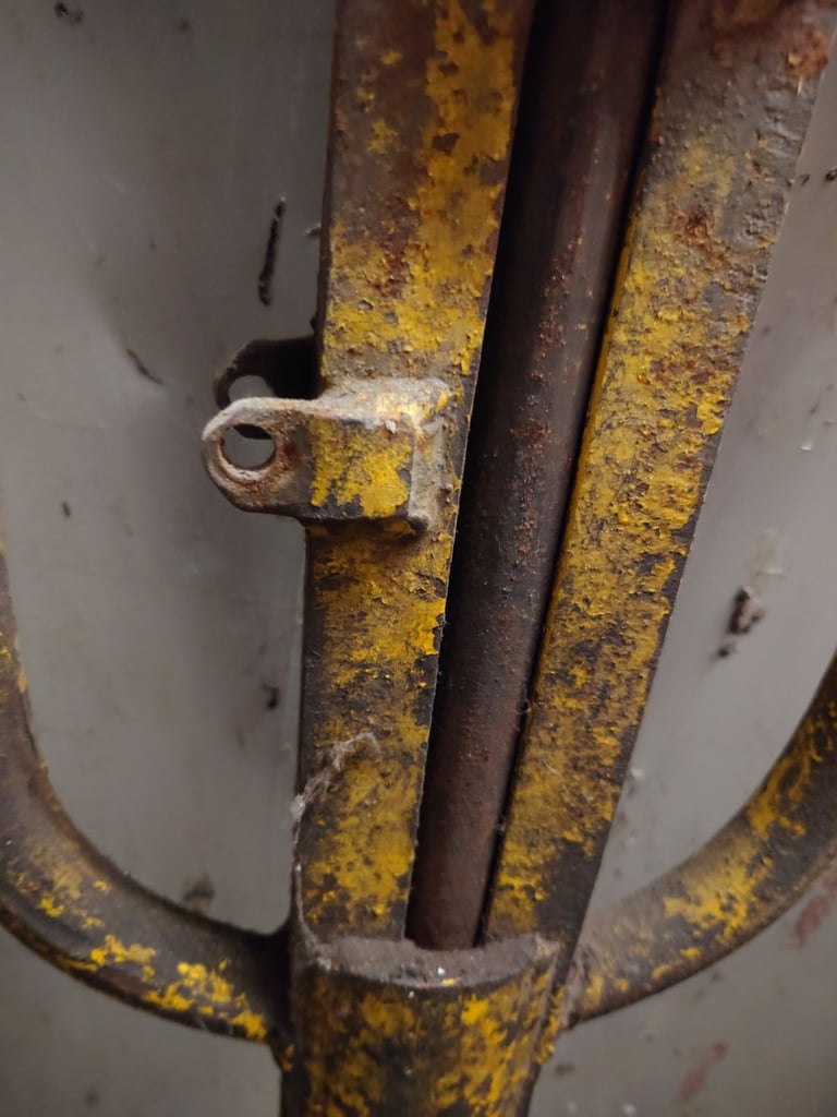 A Double Handle Heavy Duty Tyre Bead Breaker 