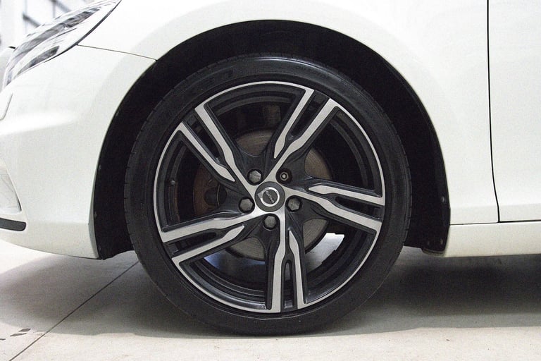 2017 Volvo V40 2.0 T2 R-Design Nav Plus Euro 6 (s/s) 5dr HATCHBACK Petrol Manual