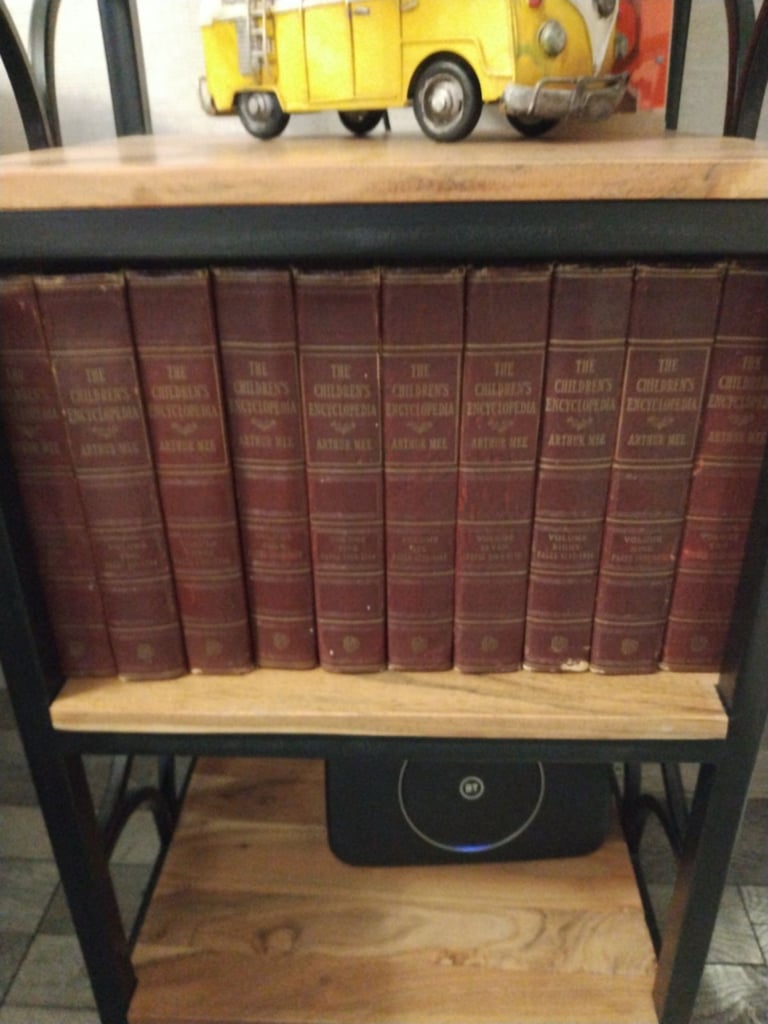 Children's encyclopedia Arthur mee