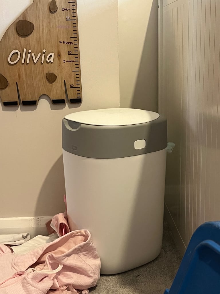 Tommee tippee nappy bin with half of a twist and click left 