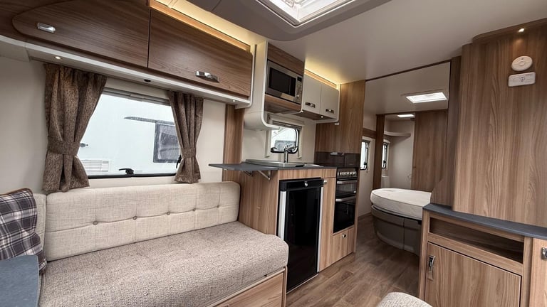 2022 Swift Sprite Major 4 SB Transverse Island Fixed Bed End Washroom