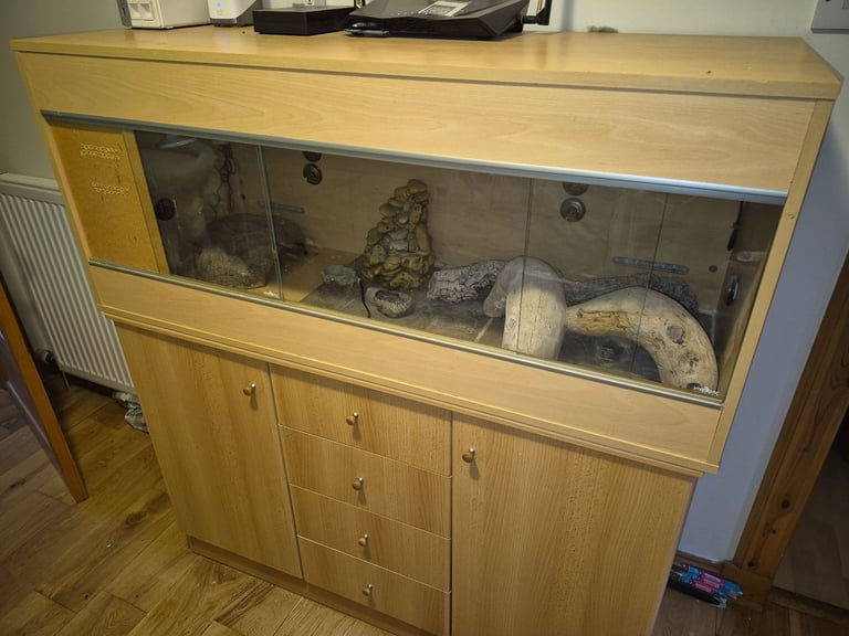 Reptile Vivarium 4ft Full setup with thermostats, Heaters, lamps, water fall & sideboard.