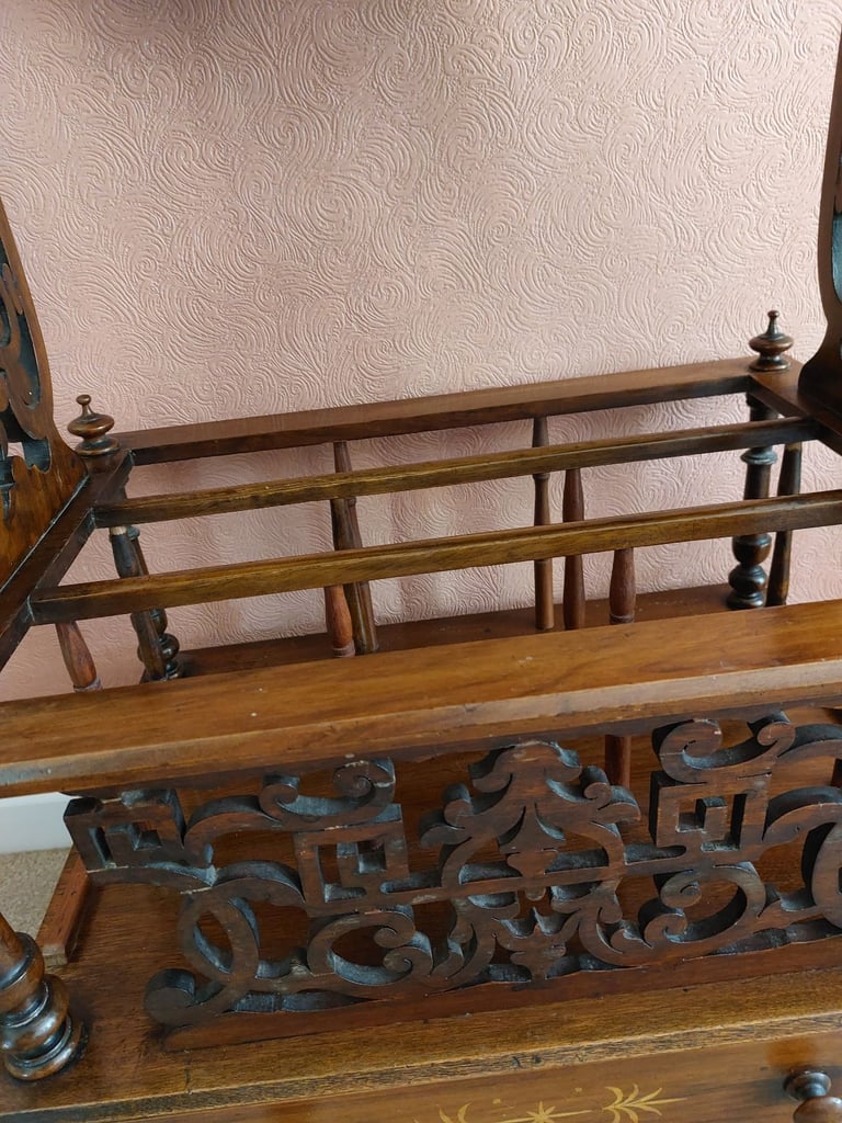 Victorian Walnut What-not / Canterbury