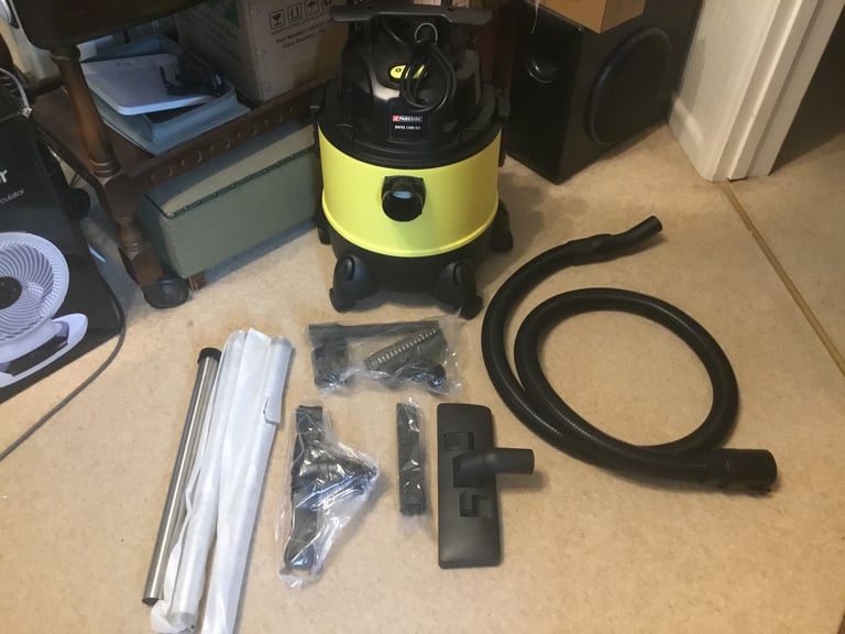 Wet & dry vacuum hoover brand new with accessories 