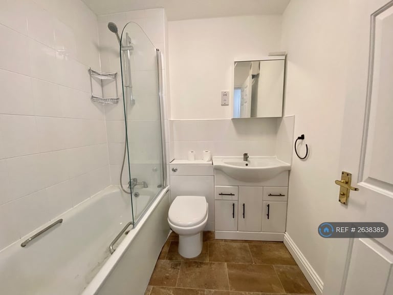 2 bedroom flat in Woods Road, Peckham, SE15 (2 bed) (#2638385)