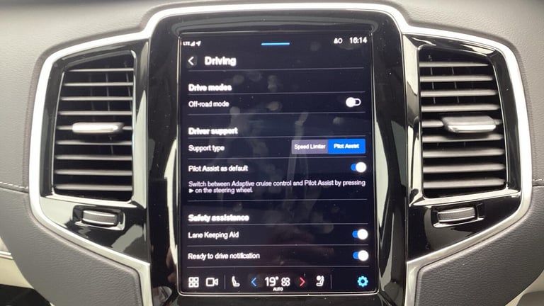 2022 Volvo XC90 Plus Dark B5 (235 hp) ESTATE Diesel/Electric Hybrid Automatic