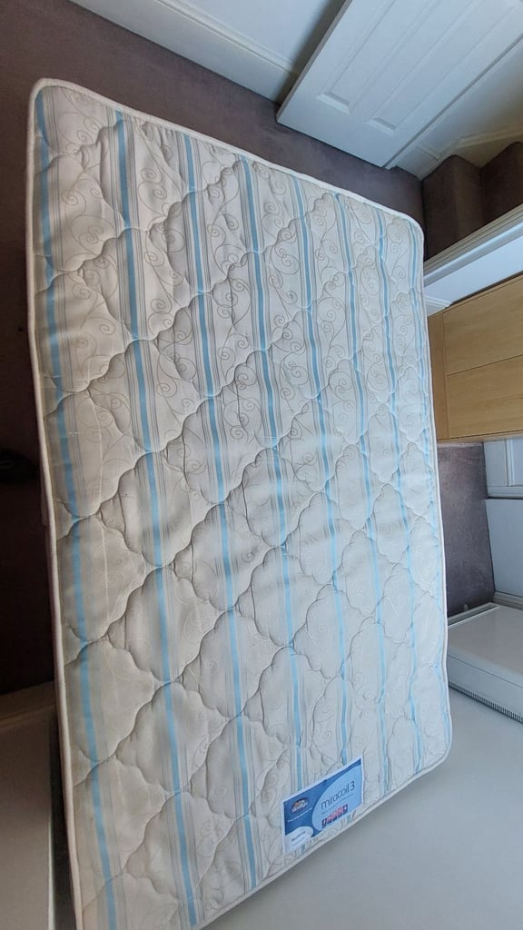 image for Maricoil 3 mattress very clean. Small double Good condition