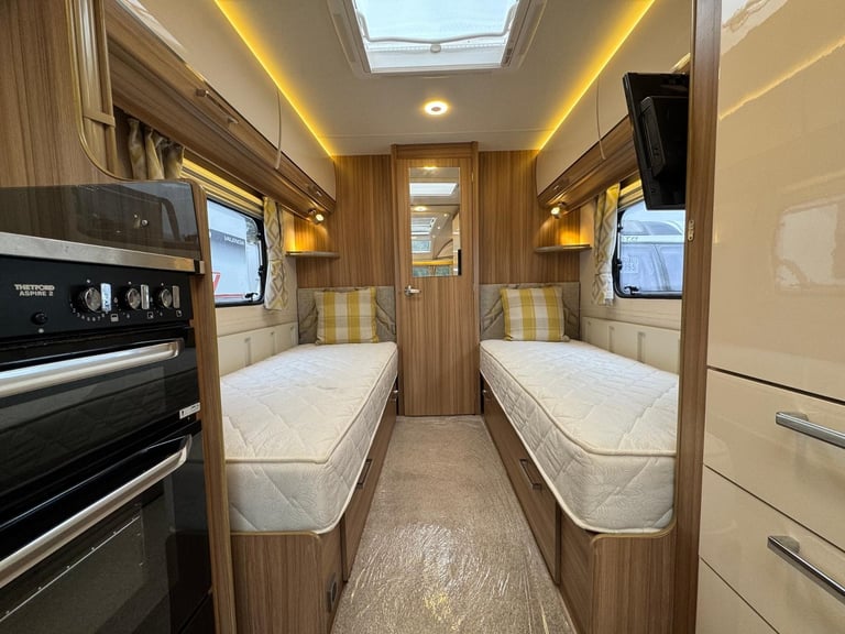 ⭐️ 2017/18 LUNAR CLUBMAN SB ⭐️ 4 BERTH TOURING CARAVAN ⭐️ FULLY SERVICED ⭐️