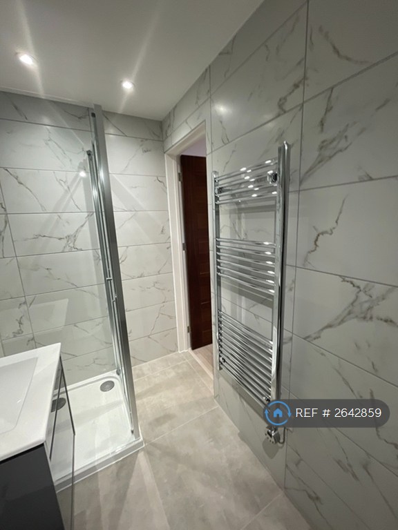 Studio flat in Mountview Road, London, N4 (#2642859)
