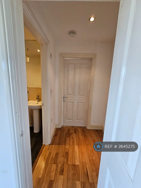 1 bedroom flat in Wavertree Road, London, SW2 (1 bed) (#2645275)