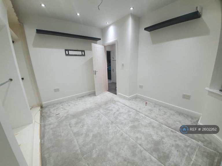 2 bedroom flat in London, London, N9 (2 bed) (#2602262)