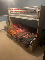 Triple sleeper bunk bed
