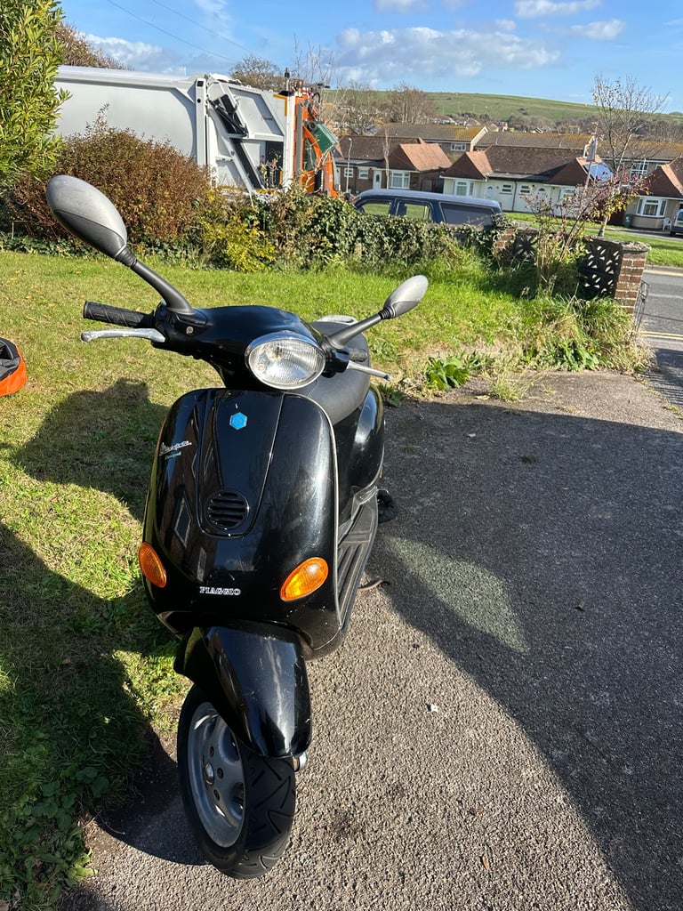 image for 🛵 Vespa ET2 50cc – Reliable Little Scooter + Extras!