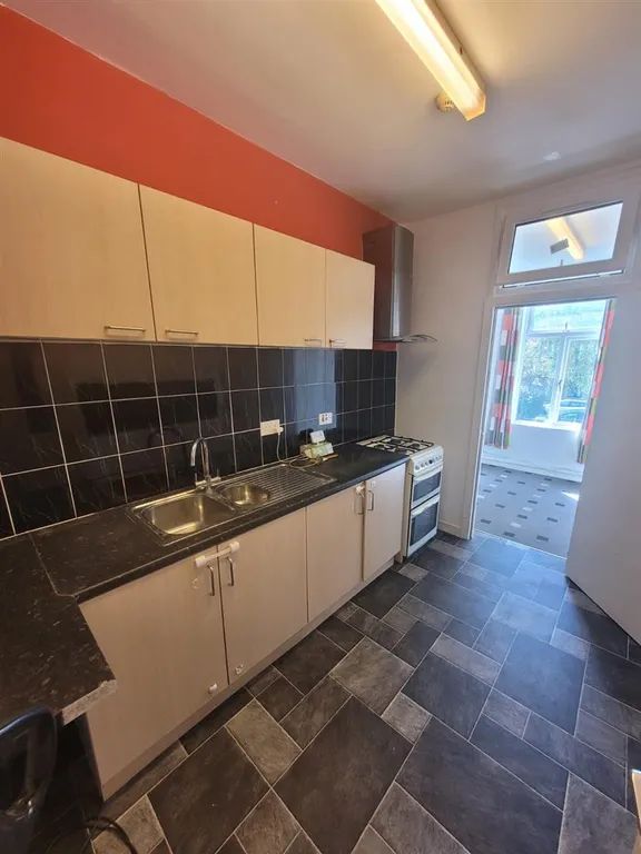2 Bed Flat, Long Lane, Halesowen, B62 9DJ
