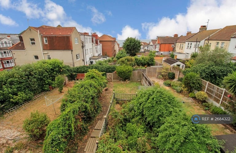 1 bedroom flat in Station Road, Westcliff-On-Sea, SS0 (1 bed) (#2684322)