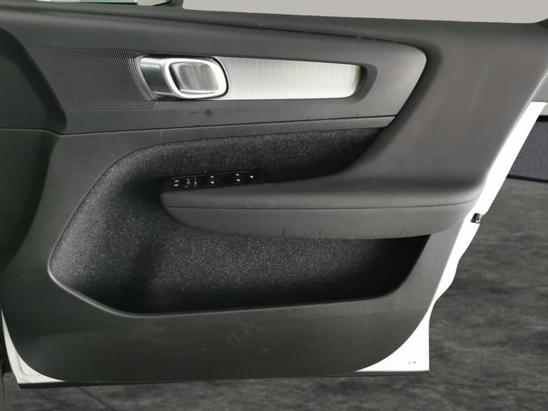 2020 Volvo XC40 1.5 T3 Momentum SUV 5dr Petrol Auto Euro 6 (s/s) (163 ps) - SENSUS SAT NAV  Suv P...