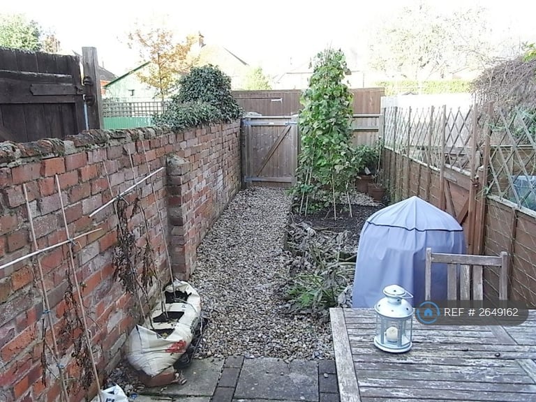 2 bedroom flat in Craven Road, Newbury, RG14 (2 bed) (#2649162)