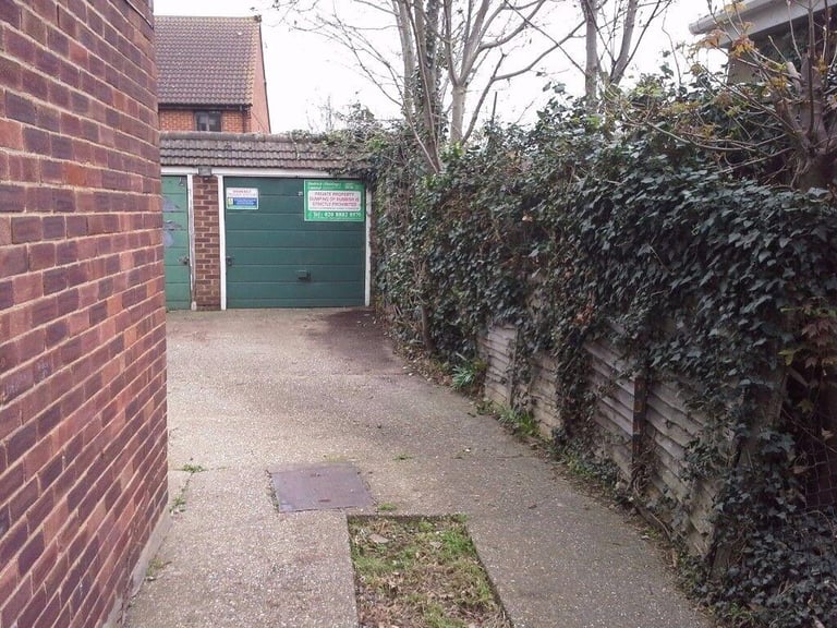 Garage/Parking/Storage to rent: Chestnut Close, West Drayton UB7 0JT 
