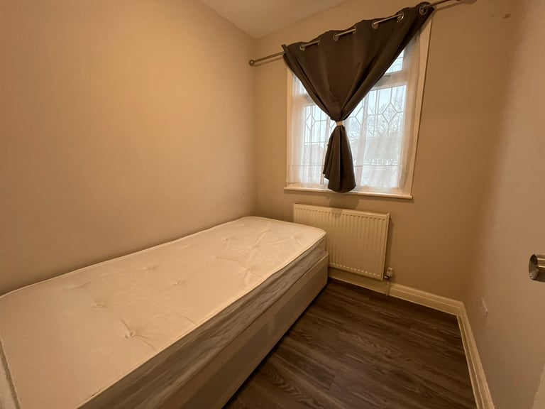 image for Nice Box Room In Norbury  Only £650 pcm All Bills Included AVAILABLE NOW
