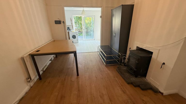 Spacious 4-Bedroom House with 2 Bathrooms in NEW MALDEN