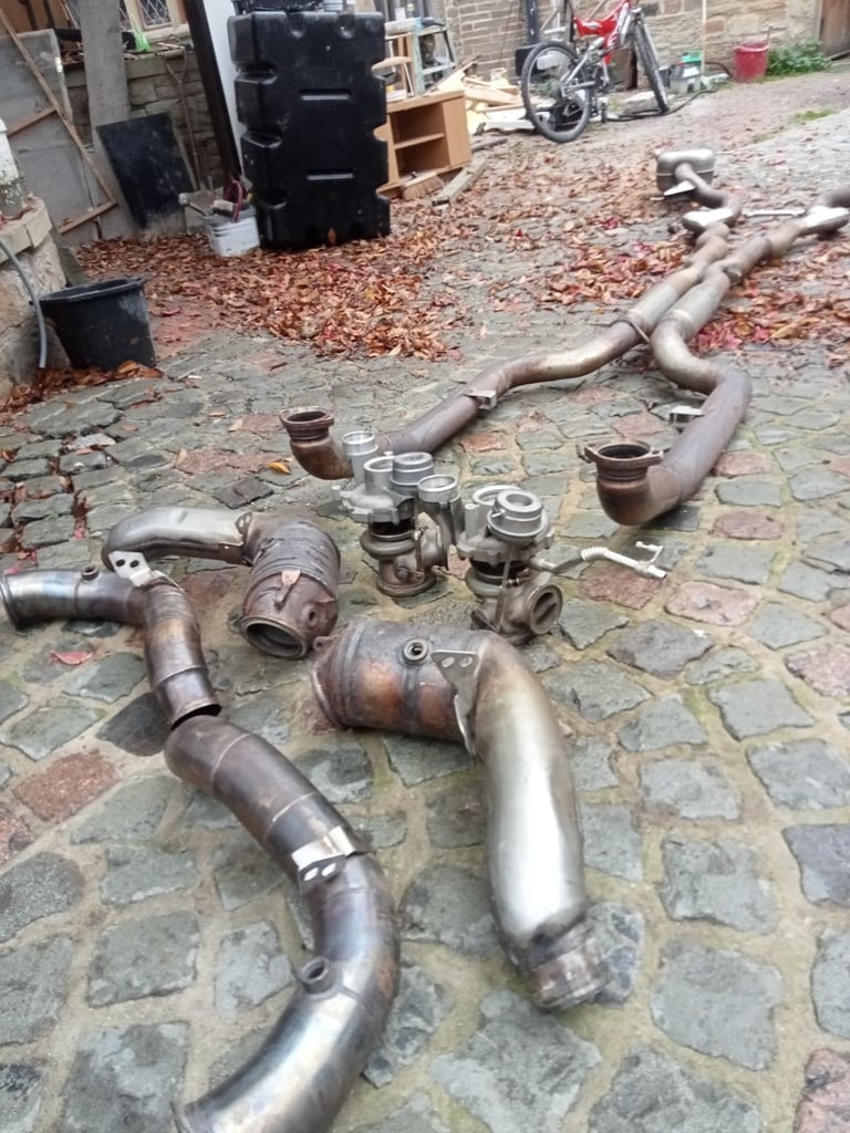BMW M6 twin turbos and exhaust system 