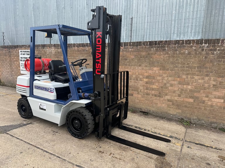 Komatsu 2.5t gas forklift, clear view mast, sideshift 