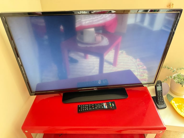Bush 32 inch Smart HD ready LED Freeview HD Tv