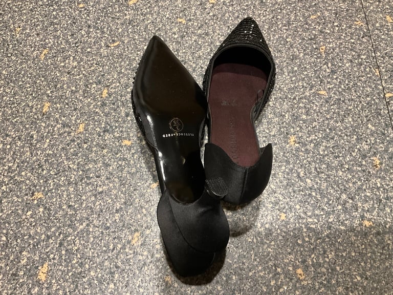 BRAND NEW & NEVER WORN black beaded shoes size 3 or 35. BARGAIN price thanks 🙏 