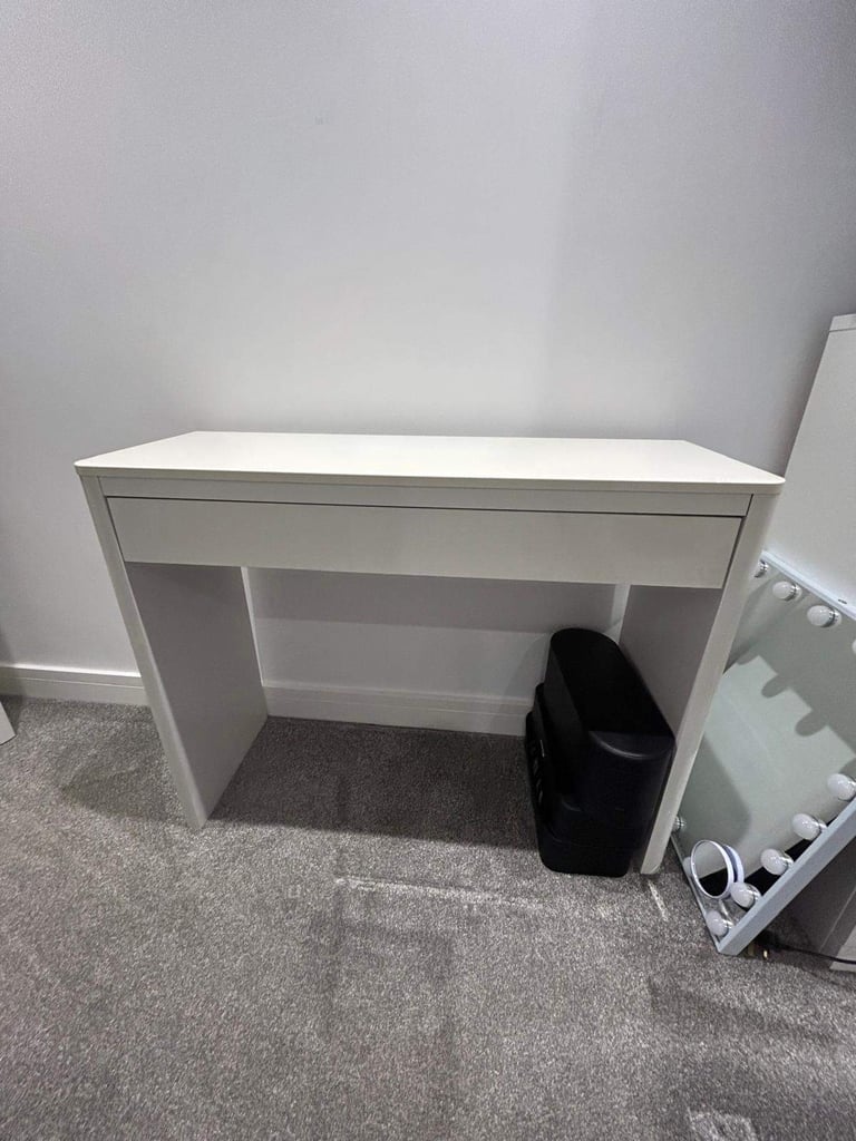 White Gloss bedroom furniture 