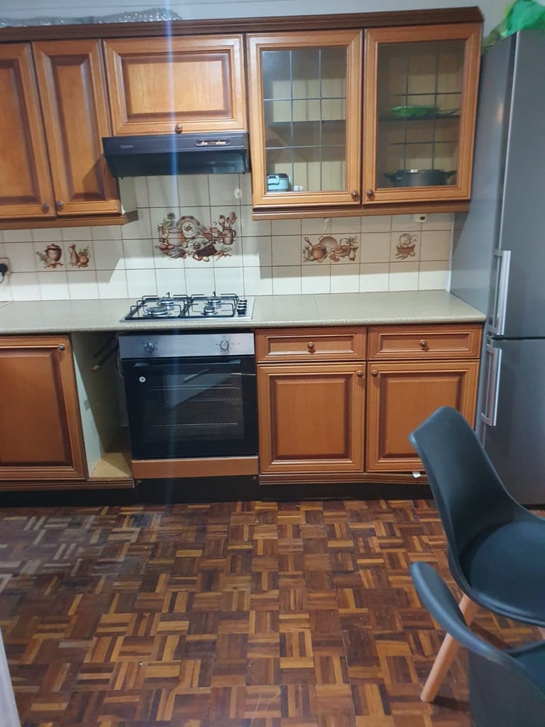 Large room with super king bed - bathroom, WC and kitchen (UB5 6JB)