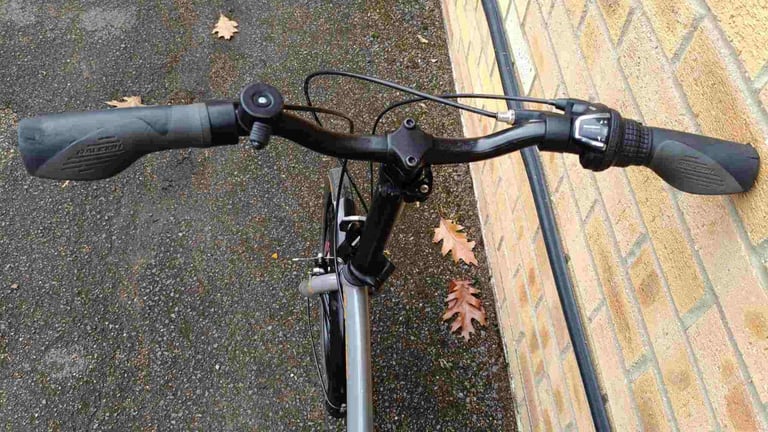 Raleigh Folding Bike in good condition with a comfort saddle, mudguards, rear pannier rack