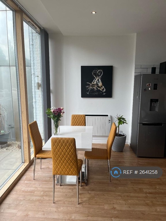 2 bedroom flat in Warwickgate House, Old Trafford, Manchester, M16 (2 bed) (#2641258)
