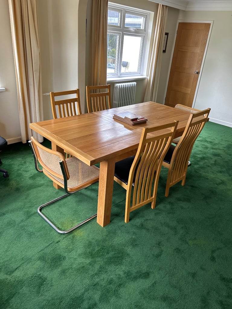 Extendable dinning table and 4 Chairs