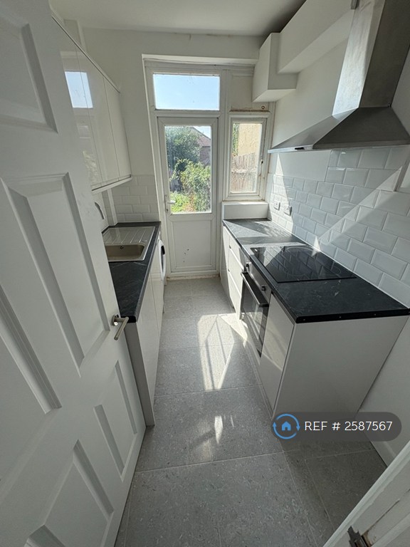5 bedroom house in Wakemans Hill Avenue, London, NW9 (5 bed) (#2587567)
