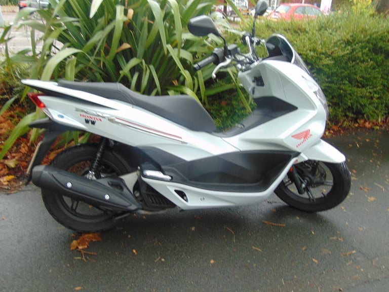 Honda WW125 EX2-H PCX125 Automatic Scooter 2018 low miles super commuter learner